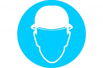 М02. Работать в защитной каске (шлеме)