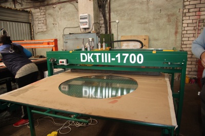 Полуавтоматический станок для шелкографии DKT III-1700